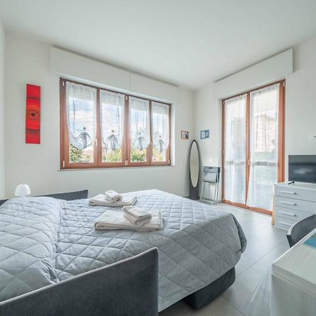 Einstein - Modern Apartment With Balcony سوما لومباردو المظهر الخارجي الصورة