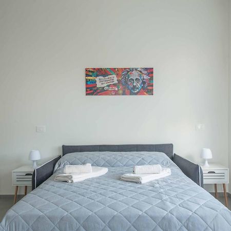 Einstein - Modern Apartment With Balcony سوما لومباردو المظهر الخارجي الصورة