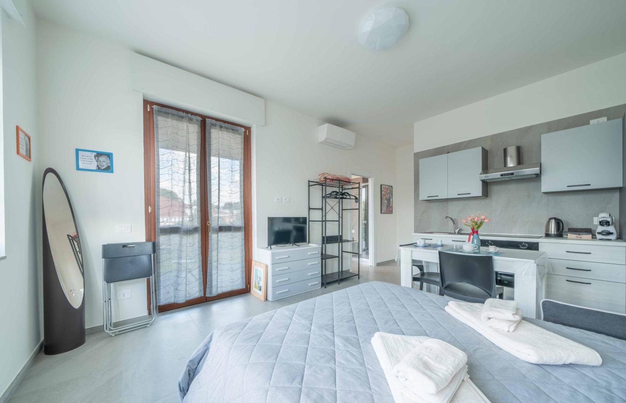 Einstein - Modern Apartment With Balcony سوما لومباردو المظهر الخارجي الصورة