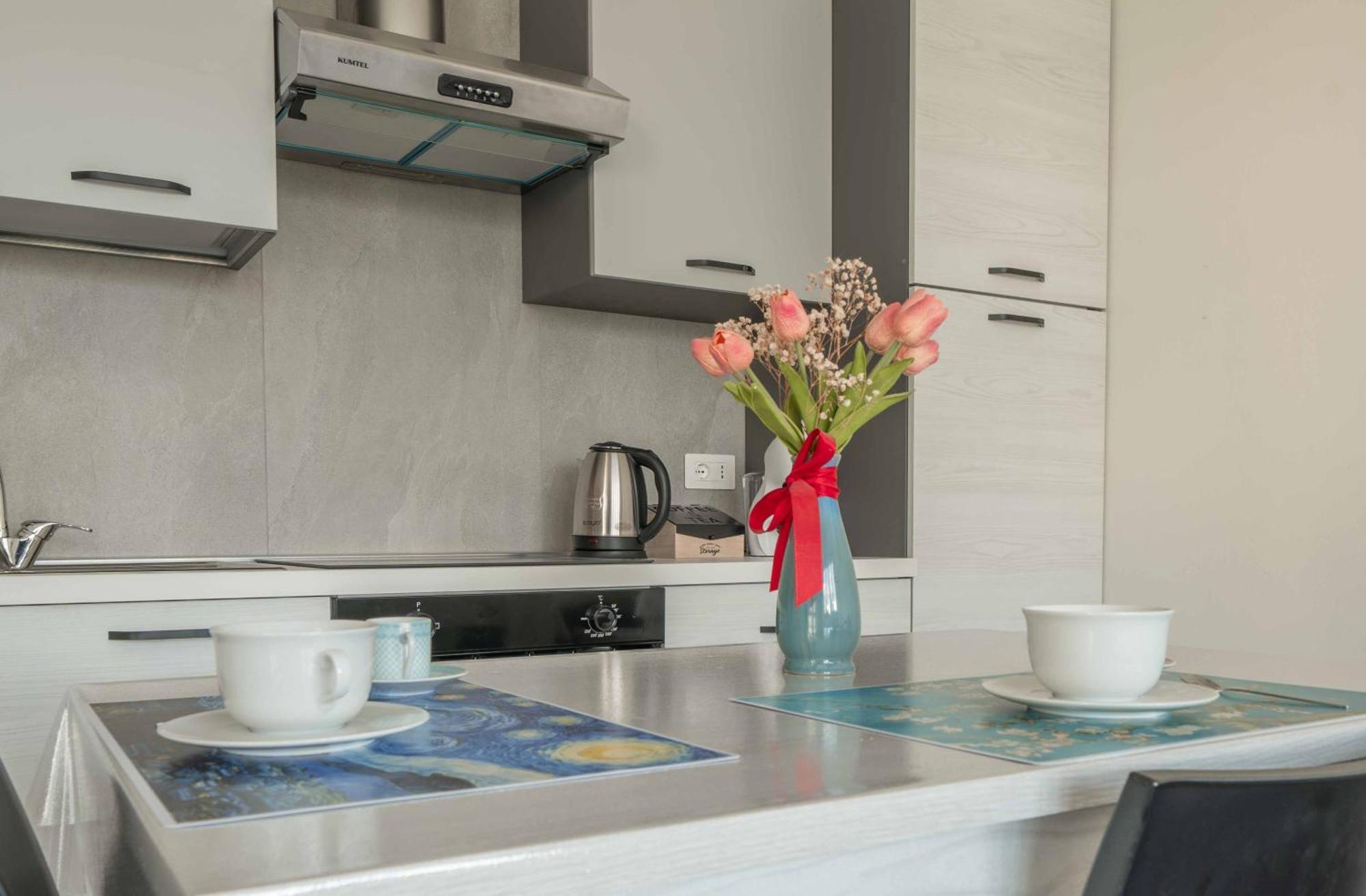 Einstein - Modern Apartment With Balcony سوما لومباردو المظهر الخارجي الصورة