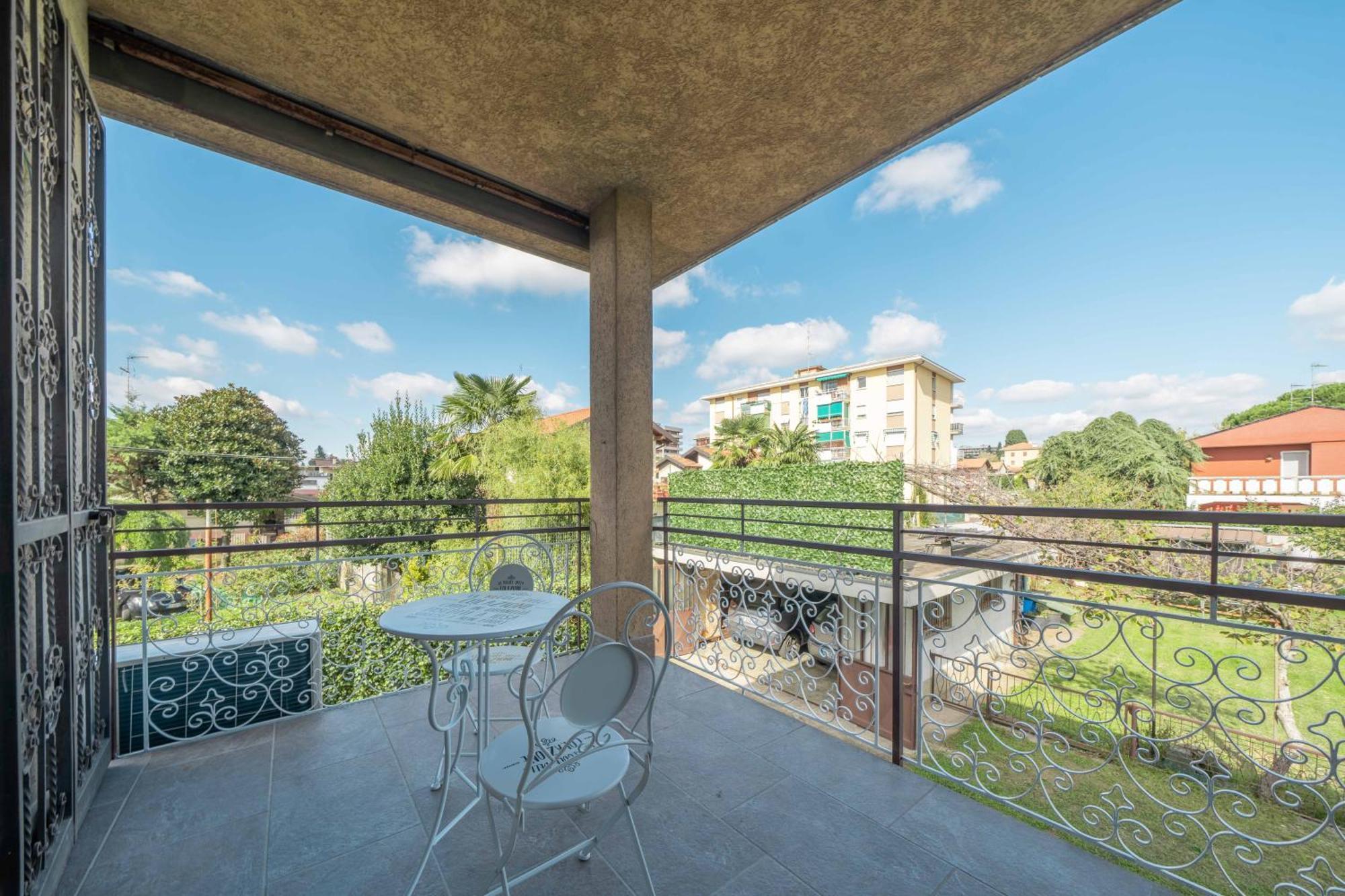 Einstein - Modern Apartment With Balcony سوما لومباردو المظهر الخارجي الصورة